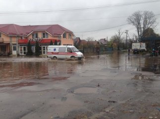 "Треба човен": як виглядає підтоплений мікрорайон Радванка в Ужгороді