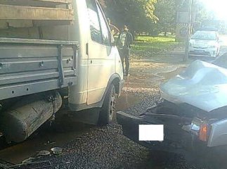 ДТП в Ужгороді: зіткнулись легковик та вантажівка