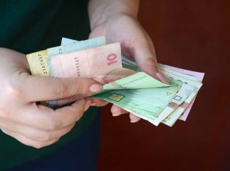 Доплата жінкам близько 800 гривень щомісяця: хто отримає допомогу Доплата жінкам 2025