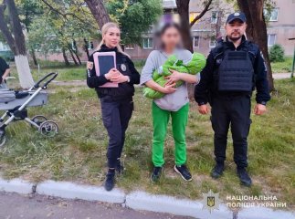 В Ужгороді зникло немовля, поки його мама зайшла в аптеку: поліція з’ясувала, хто взяв дитину