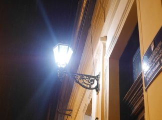 На вулиці Духновича в Ужгороді засвітились ретроліхтарі