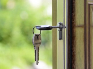 Закарпатка може втратити свою квартиру через тезку-шахрайку
