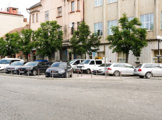 У центрі Мукачева автомобіль наїхав на людей: відео з місця ДТП