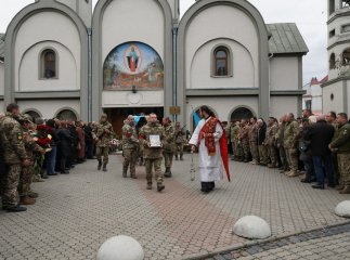 Сотні людей прийшли провести в останню путь загиблого Героя