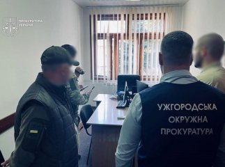 Вимагав 3000 доларів за рішення: в Ужгороді впіймали екоінспектора