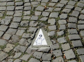 На вулицях Ужгорода у бруківку почали закладати QR-коди для туристів