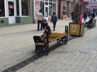 У центрі Ужгорода вандали поламали лавицю