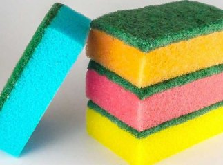 Що насправді означають кольори губок для миття посуду і як правильно їх використовувати