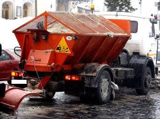 На вулиці Островського в Ужгороді піскорозкидувач в’їхав у "Жигулі"