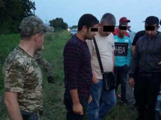 Правоохоронці затримали нелегальних мігрантів та їх переправника