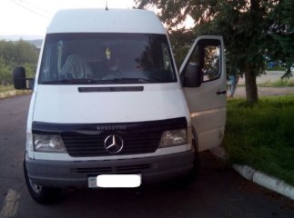 Прикордонники виявили мікроавтобус із чужими номерами та документами