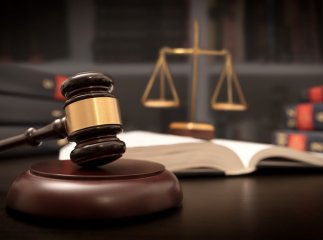 Закарпатку оштрафували за те, що її донька побила хлопця в школі Закарпатку оштрафували за те, що її донька побила хлопця в школі