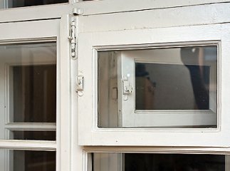 У Новому Давидкові на Мукачівщині двоє чоловіків вкрали 72 віконні рами та вхідні двері