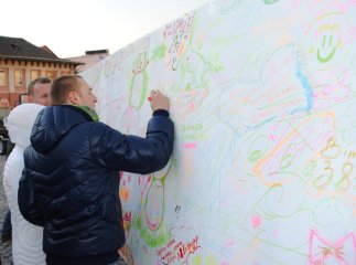 Мукачівці привітали жінок найбільшою в Україні листівкою
