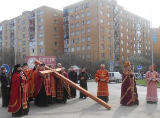 В Ужгороді відбувся процесійний хід Хресної Дороги з мощами Чесного й Животворящого Хреста