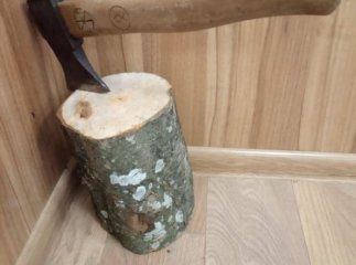 На виборчу дільницю принесли сокиру