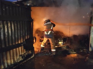 Ввечері згорів гараж, в якому були два автомобілі