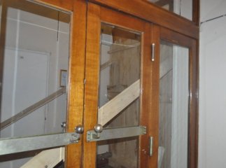 Будівлю Закарпатської ОДА забарикадували: вікна та двері забиті дошками (ФОТО)