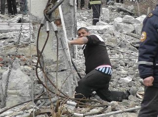 Ужгородського рома ледь не розчавила бетонна опора (ФОТО)