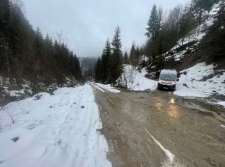 Пішки 800 метрів із технікою: закарпатські медики крізь сніг дісталися до пацієнта