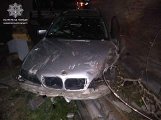 У Мукачеві водій зніс паркан та заїхав на чуже подвір’я