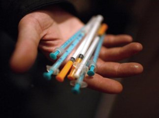 Сімейне подружжя в центрі Мукачева розгулювало з шприцами, що містили залишки наркотиків