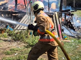 Вогонь знищив покрівлю на дачному будинку: де трапилась пожежа