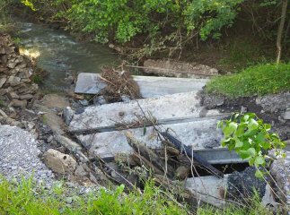 На Закарпатті обвалився міст: ціле село залишилося відрізаним від світу