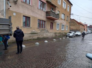 На кількох вулицях Мукачева, задля безпеки пішоходів, встановили декоративні огороджувачі