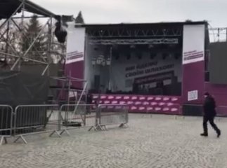 У центрі Ужгорода активно готуються до зустрічі з Президентом України