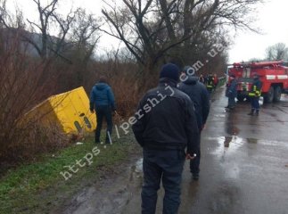 Машина злетіла з дороги і перекинулась. На місце події прибули надзвичайники