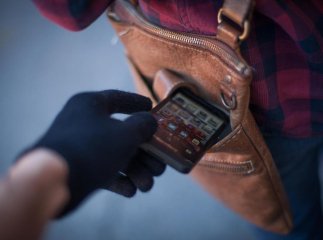 У Мукачеві чоловік вкрав телефон у свого товариша