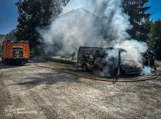 Вогнеборці гасили охоплений полум’ям бус на Хустщині