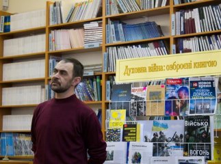 В Ужгороді відкрили фотовиставку учасника АТО "Духовна війна: озброєні книгою"