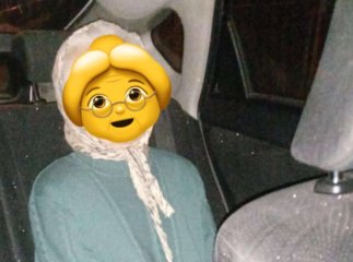 Патрульні допомогли дістатись дому літній жінці, яка загубилась Патрульні допомогли дістатись дому літній жінці, яка загубилась