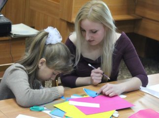 В обласній бібліотеці понад півсотні ужгородців навчались мистецтву витинанки