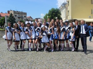 Мукачівські випускники влаштували у центрі міста вокальний батл