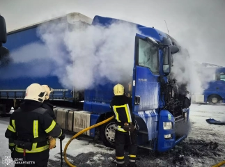 У Мукачеві загорівся вантажний автомобіль