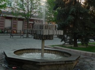 Фонтан в центрі Мукачева потопає у смітті (ФОТОФАКТ)