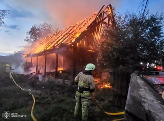 Вогонь знищив дерев’яний будинок, в якому ніхто не мешкав Вогонь знищив дерев’яний будинок, в якому ніхто не мешкав