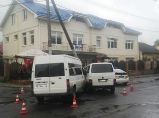 В Ужгороді зіткнулися два мікроавтобуси