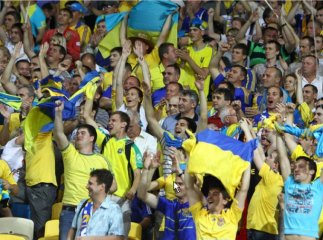 Для футбольних вболівальників збірної України на кордоні зробили зелений коридор