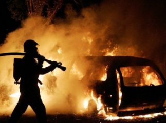 На одній з вулиць Яблунівки, що на Хустщині, горіли два автомобілі