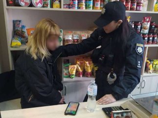 Патрульні врятували жінку, яка знепритомніла в зачиненому приміщенні