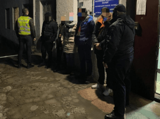 У Нижніх Воротах зупинили авто: відомо, хто був у машині