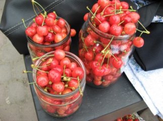 Закарпатські господині вже продають перші черешні