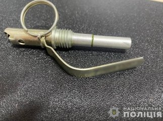 У Мукачеві чоловік погрожував сусідці гранатою