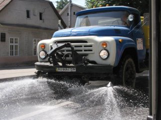 Через спекотну погоду центральну частину Берегова поливають водою