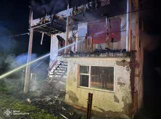 Вночі у селі на Ужгородщині вирувала пожежа у двоповерховій будівлі
