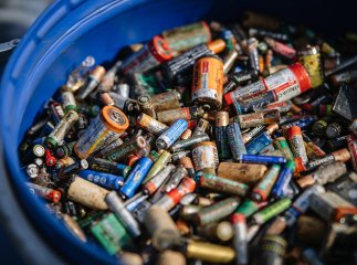 Чому не можна викидати використані батарейки та що з ними робити